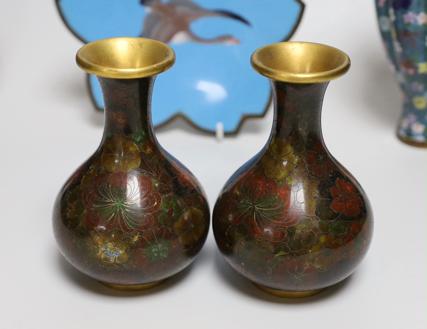 Two pairs of Japanese cloisonné enamel vases and a cloisonné enamel dish tallest 19cm